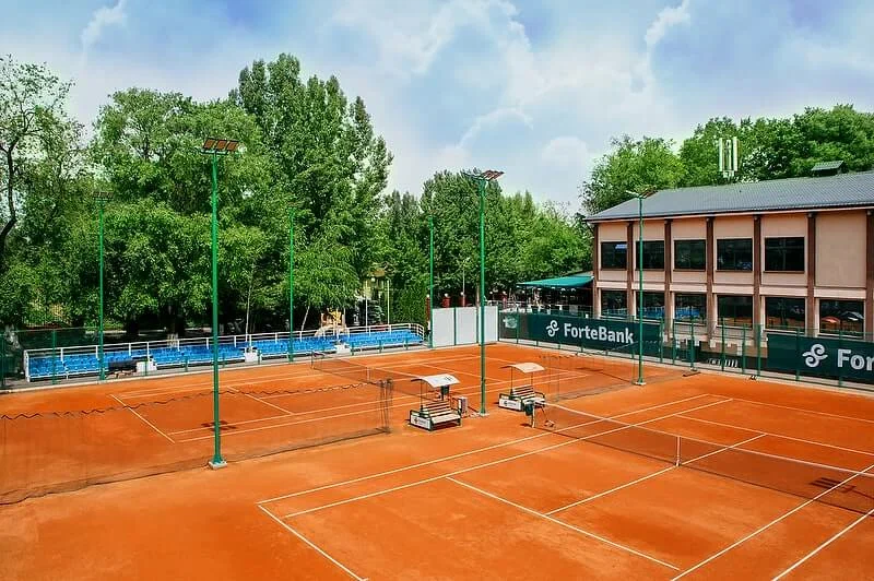 Любительские турниры по теннису на кортах Gorky Tennis Park в Алматы